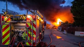 Un violent incendie ravage un site industriel de la commune de Hoo, dans le Kent (Royaume-Uni)