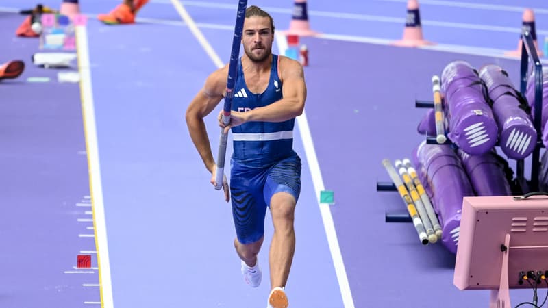 Le perchiste Robin Emig lors des JO 2024 le 3 août 2024 au Stade de France à Saint-Denis.