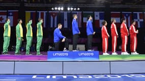 L'athlète américain Race Imboden pliant le genou lors d'une remise de médailles aux Jeux panaméricains, à Lima (Pérou) le 9 août 2019