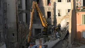 Une pelleteuse déblaie les décombres après l'effondrement d'un immeuble d'habitation, le 10 avril 2023 à Marseille