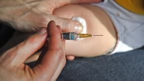 Un médecin vaccine un enfant le 31 octobre 2017 à Quimper. (Photo d'illustration)