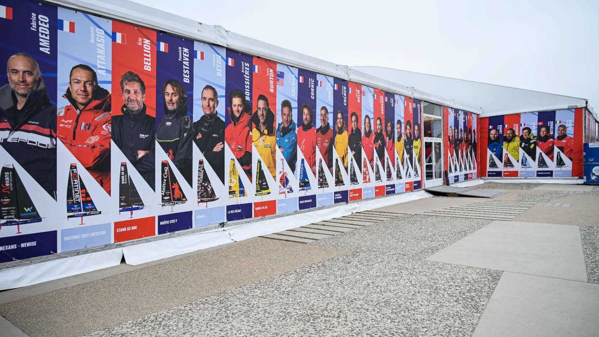 Les photos des skippers du Vendée Globe 2024 sur un quai aux Sables-d'Olonne avant le départ