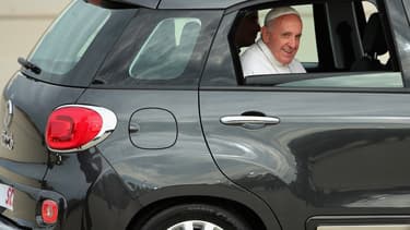 La petite voiture noire était l'une des deux Fiat 500 mises à disposition du souverain pontife pour sa première visite à New York, en 2015.