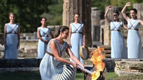 la flamme olympique a été allumée de manière traditionnelle
