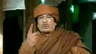 Dans un discours télévisé sur fond de soulèvement, Mouammar Kadhafi a juré mardi de rester en Libye et d'y mourir au besoin en martyr, tandis que des soldats ralliés aux insurgés annonçaient que l'Est s'était affranchi de son contrôle. /Image diffusée le