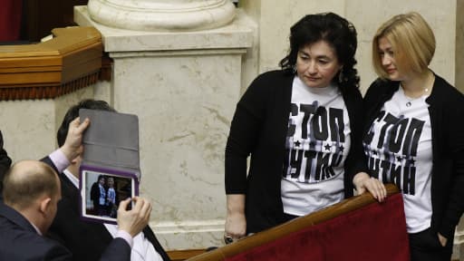Séance photo au Parlement ukrainien: deux députées posent avec des tee-shirts "Stop Poutine" lors de la séance de ce jeudi 13 mars.