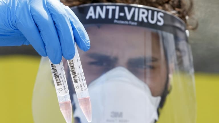 Un auxiliaire médical effectue des tests au coronavirus sur un parkin de Tel Aviv (Israël) le 4 septembre 2020