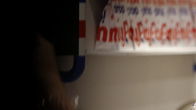 Scarlett Johansson dans son magasin de popcorn à Paris