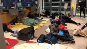 Des migrants dans le hall de la gare de Briançon.