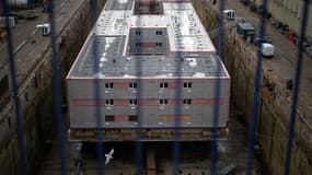 La barge Bibby Stockholm destinée à accueillir des demandeurs d'asile, ici le 11 mai 2023 à Falmouth (Royaume-Uni).