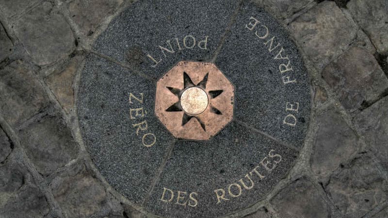 La rose des vents située à 50 mètres de l'entrée de Notre-Dame de Paris, sur le parvis, matérialise le point kilométrique zéro des routes de France, partant de la capitale. 