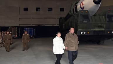 Kim Jong-Un assiste au lancement du missile Hwasong-17 avec sa fille dont c'est la première apparition publique, à Pyongyang, en Corée du Nord, le 18 novembre 2022