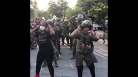 À Atlanta, la garde nationale entreprend une macarena avec des manifestants avant le couvre-feu