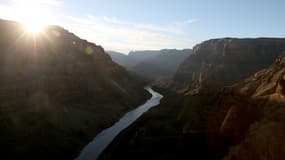  Le fleuve Colorado serpente le long de la rive ouest du Grand Canyon dans la réserve indienne de Hualapai le 10 janvier 2019 en Arizona, aux États-Unis. (photo d'illustration)