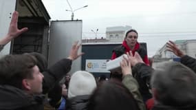 Une membre d'ONG distribue des produits de première nécessité aux habitants de Kherson en Ukraine, diffusé le 11 décembre 2022