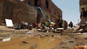 Des maisons sont en ruine, le 31 mars 2015 dans les faubourgs de Sanaa près de l'aéroport, après des raids menés par la coalition dirigée par l'Arabie Saoudite