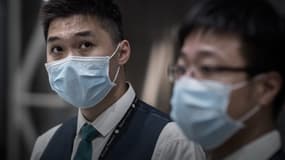 Image d'illustration - deux habitants d'Hong Kong portant un masque 