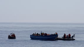 Des migrants secourus au large de la méditerranée. Illustration