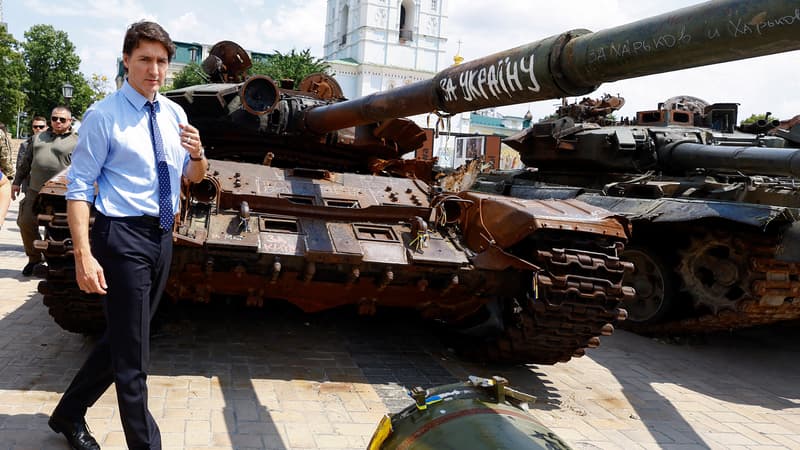 Justin Trudeau visite une exposition de véhicules militaires abîmés par les combats place Saint-Michel, à Kiev, en Ukraine, le 10 juin 2023