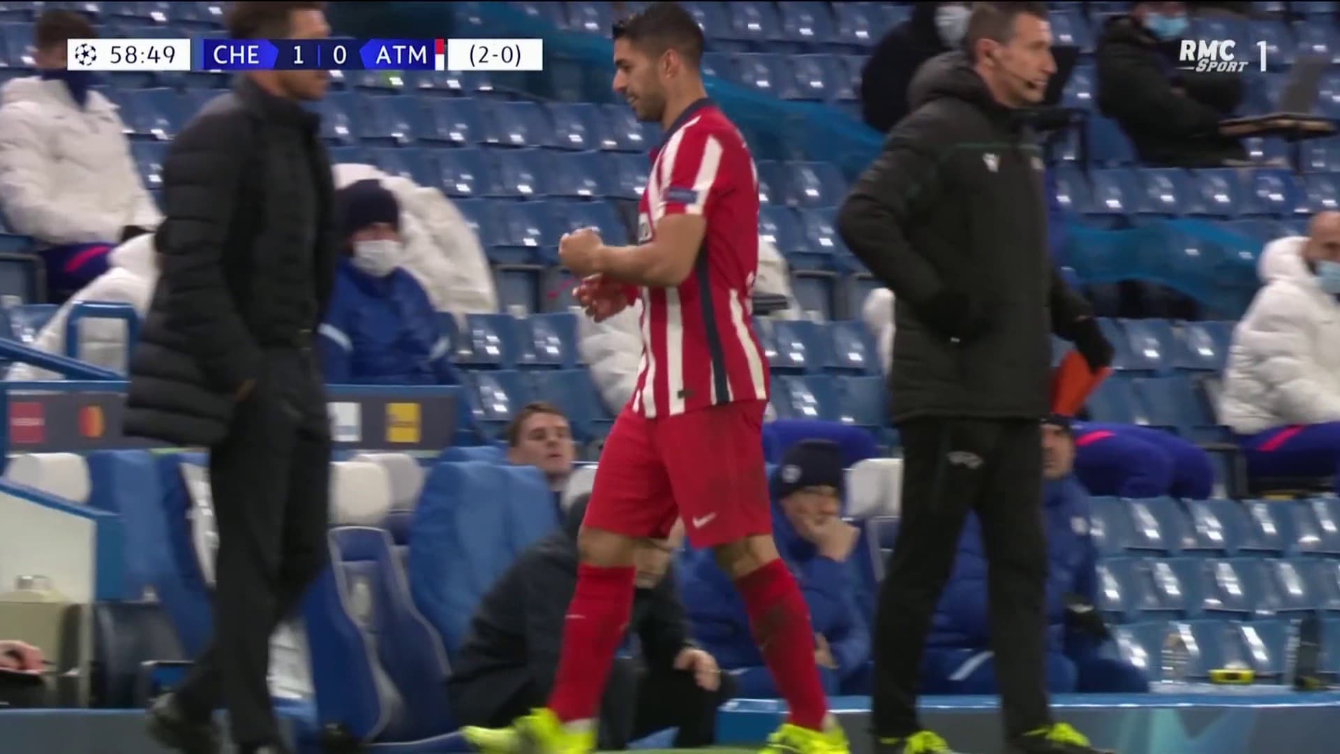 Luis Suarez snobe Diego Simeone lors de son remplacement Luis Suarez snobe Diego Simeone lors de son remplacement
