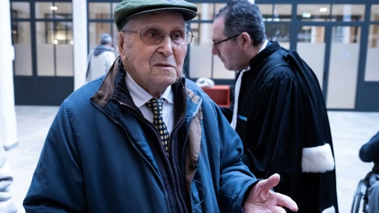 Le centenaire Albert Corrieri, envoyé en Allemagne à 20 ans dans le cadre du Service du travail obligatoire (STO),  , avec son avocat Michel Pautot le 25 février 2025 à Marseille
