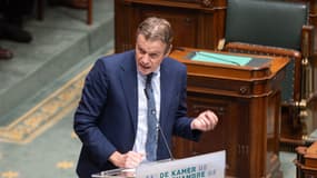 Le ministre de la Justice Paul Van Tigchelt prononce un discours lors d'une séance plénière de la Chambre au Parlement fédéral à Bruxelles, le 21 novembre 2024.