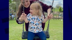 Isabella Jonas-Wheildon, tuée par son beau-père en juin 2023, et sa mère Chelsea Gleason-Mitchell sur une photo publiée sur Instagram en mai 2022. 