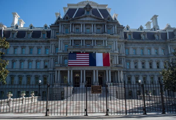 Les drapeaux français et américains sur le bâtiment du bureau exécutif de Wahsington DC