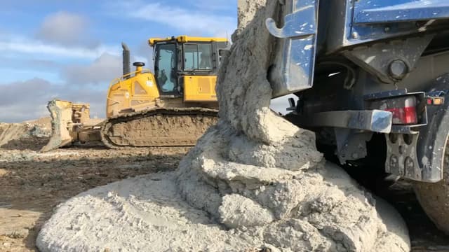 Extraites des chantiers du Grand Paris Express, des tonnes de terres sont déversées en Seine-et-Marne.