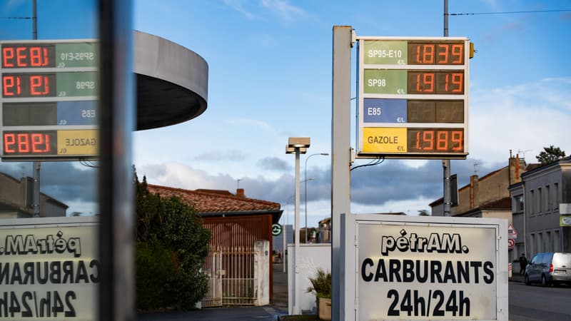 "Autour de deux euros le litre pour l'essence et sans doute un peu plus pour le diesel": la flambée du pétrole risque de tirer les prix du carburant à un niveau douloureux