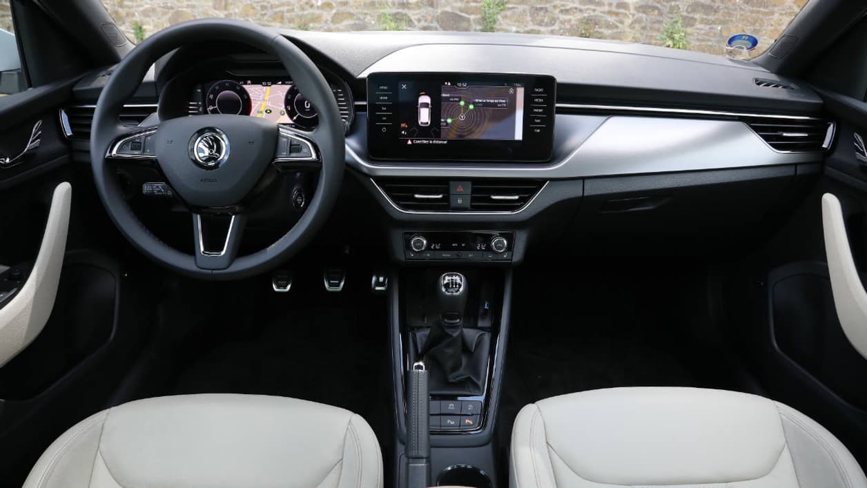 La finition haute Style propose de série le nouveau système de navigation avec écran tactile 9,2", le digital cockpit (écran derrière le volant), les projecteurs full LED, mais aussi la caméra de recul et le système sans clé. La finition haute Style propose de série le nouveau système de navigation avec écran tactile 9,2", le digital cockpit (écran derrière le volant), les projecteurs full LED, mais aussi la caméra de recul et le système sans clé.