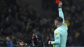 L'arbitre Pierre Gaillouste adresse un carton rouge à l'attaquant de Lille Timothy Weah lors du match à Nantes, le 19 mars 2022   