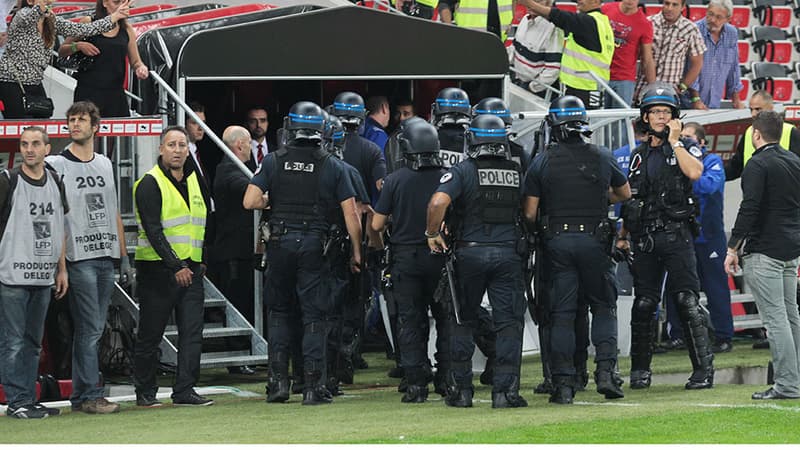 Alors qu'une bagarre intervenait au coup de sifflet de final entre joueurs adverses, une centaine de supporters niçois ont envahi la pelouse de l'Allianz Arena de Nice.