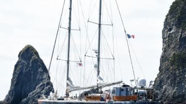 La goélette scientifique Tara au large de l'île de Shikine, à quelque 160 km au sud de Tokyo, le 28 mars 2017 La goélette scientifique Tara au large de l'île de Shikine, à quelque 160 km au sud de Tokyo, le 28 mars 2017