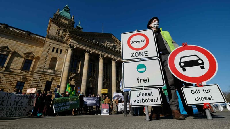 Un manifestant en mai, devant la cour fédérale de Leipzig (Allemagne), pour demander l'interdiction du diesel.