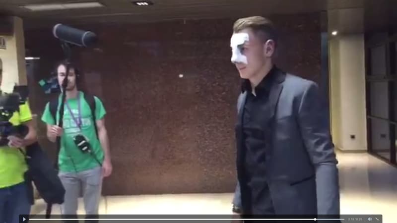 Lucas Digne est arrivé à Barcelone avec un masque de protection sur le nez