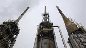 Alafandi Petroleum Group a retiré son offre de reprise de la raffinerie Petroplus de Petit-Couronne (Seine-Maritime), laissant la société Netoil seule en lice. /Photo prise le 24 février 2012/REUTERS/Philippe Wojazer