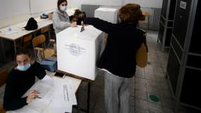 Une femme vote lors des élections municipales à Rome, le 3 octobre 2021.