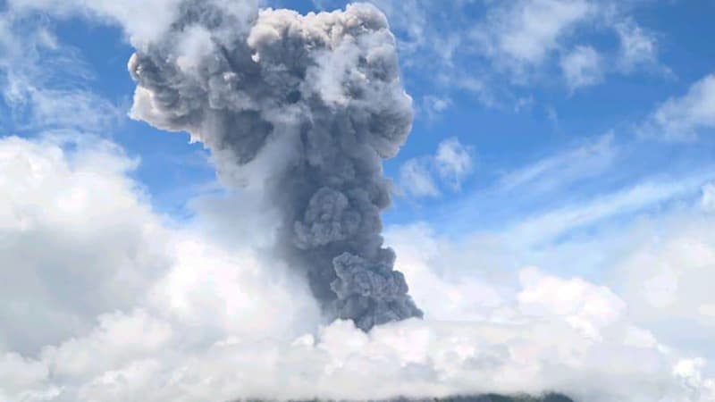 Le mont Ibu crachant une épaisse fumée dans la régence de Halmahera Ouest, dans la province indonésienne de Maluku Nord, le 8 mai 2024. 