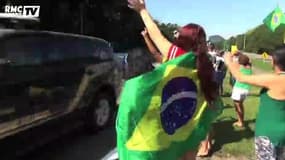 Football / Les supporters brésiliens heureux au passage du bus de leur équipe - 09/06