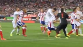 Cristiano Ronaldo frappe Diego Godin