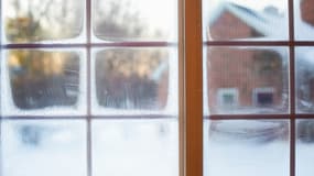Du froid sur une fenêtre (illustration)