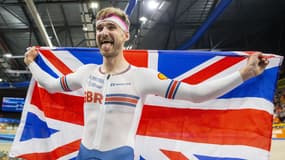 Le Britannique Daniel Bigham célèbre son titre européen en poursuite individuelle, le 12 janvier 2024 à Apeldoorn (Pays-Bas)