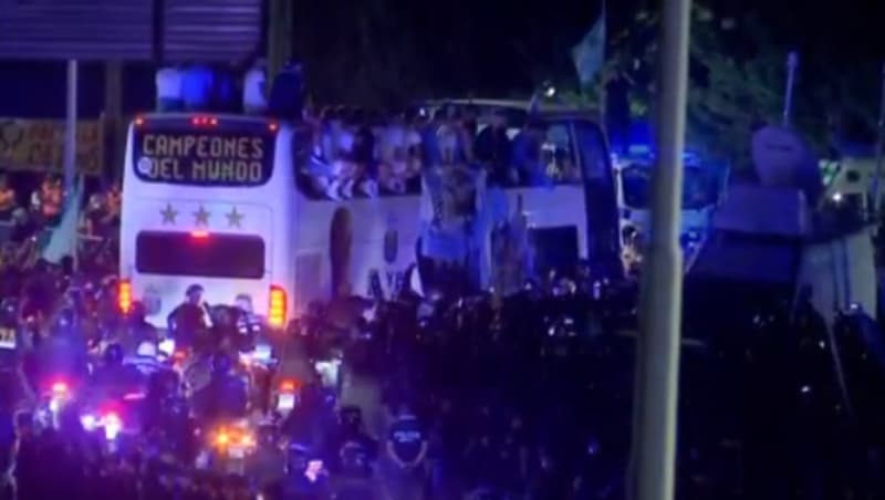 LIVE - Lionel Messi et ses coéquipiers sont arrivés à Buenos Aires accueillis par une foule de supporters