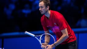Daniil Medvedev, agacé, tenant sa raquette à l'envers, lors du premier match contre Fritz, au Masters, à Turin, le 10 novembre 2024. 