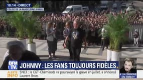 Les fans encore nombreux pour rendre hommage à Johnny