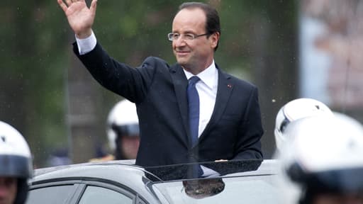 François Hollande a salué la foule depuis sa voiture, en remontant les Champs-Elysées