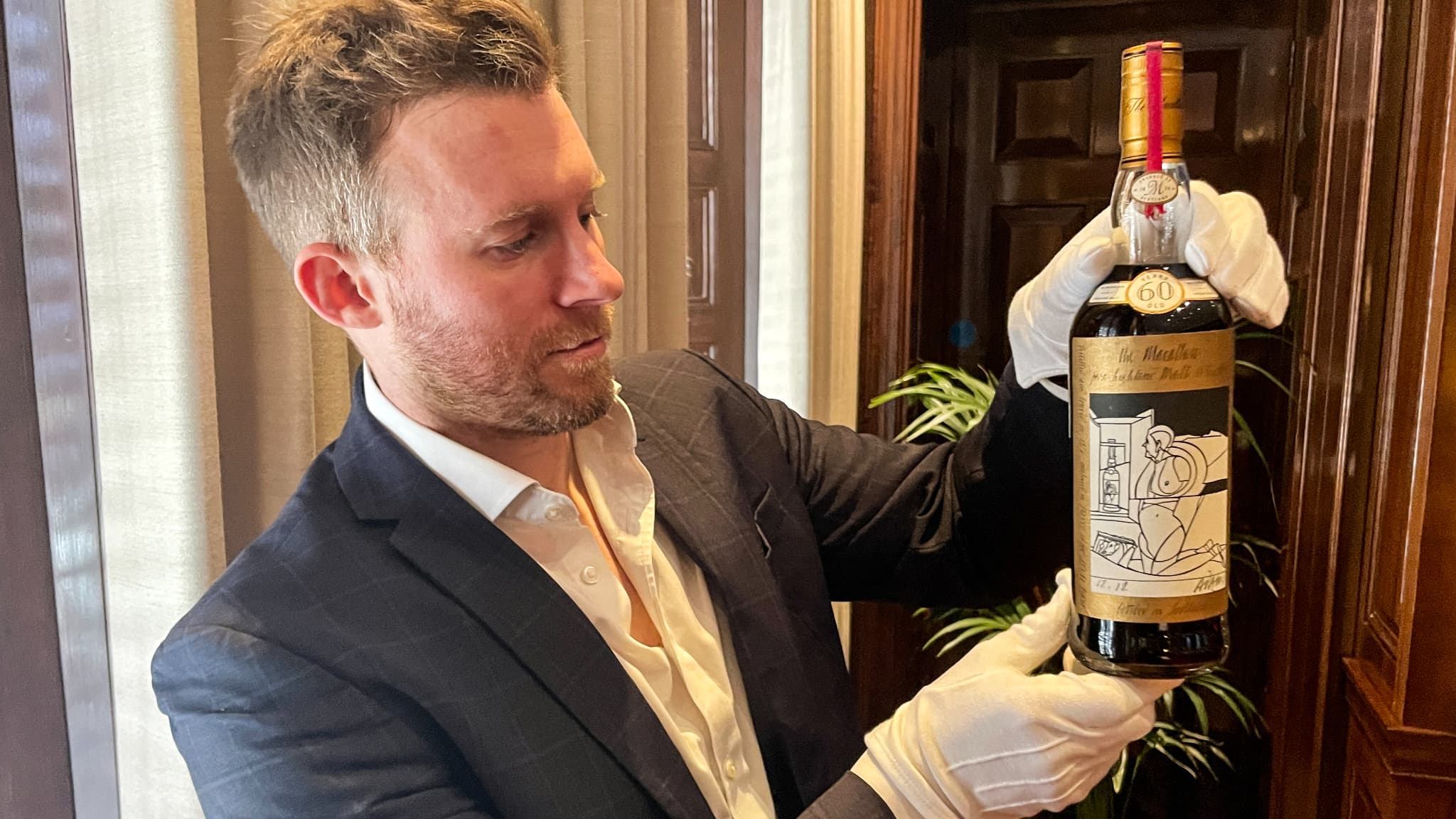 La plus grande bouteille de whisky écossais du monde est passée