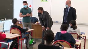 Emmanuel Macron visite une école de Melun (Seine-et-Marne) à l'occasion de la rentrée scolaire, le 26 avril 2021.