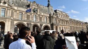 Plus d'un milliers de personnes a été confiné dans le Louvre.